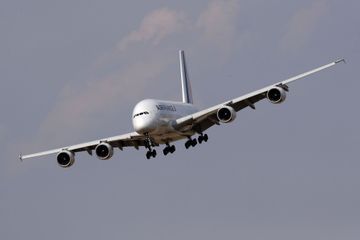 L'Airbus A380 d'Air France à l'atterrissage, vendredi à Roissy.