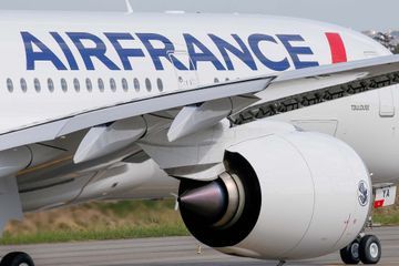 Nouvelle lourde perte pour Air France-KLM, qui veut croire en l'été