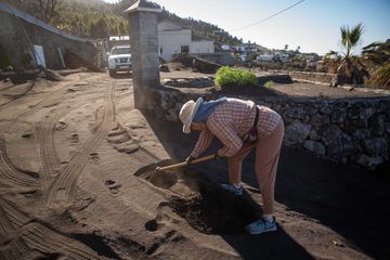 A La Palma, au pied du volcan, les habitants bataillent contre les cendres