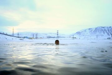 À Norilsk en Russie, le cours d'eau est devenue rouge