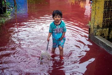 Après une inondation, l'eau devient rouge sang à Jenggot