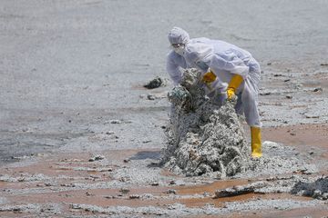 Les billes de plastique recouvrent le sable.
