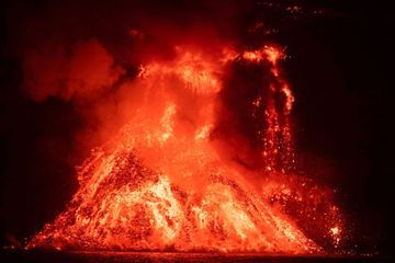 Aux Canaries, l'île de La Palma s'agrandit avec le torrent de lave qui se jette dans l'océan