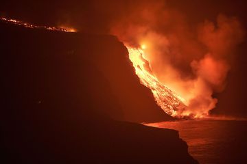 Aux Canaries, un torrent de lave se jette dans l’océan Atlantique