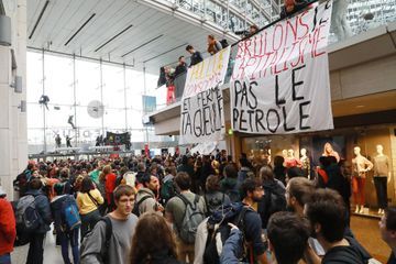 Climat: plusieurs centaines de manifestants investissent un centre commercial à Paris
