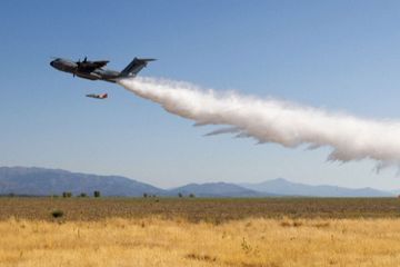 Contre les incendies, Airbus teste un avion militaire transformé en bombardier d'eau