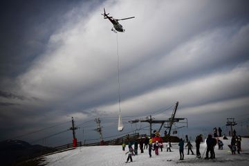 Dans une station de ski des Pyrénées, la neige arrive...en hélicoptère