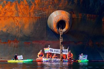 Des activistes de Greenpeace s'enchaînent à un pétrolier russe