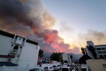 Des centaines de Turcs quittent leurs maisons, menacées par les incendies