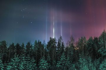 Des colonnes lumineuses illuminent le ciel en Russie