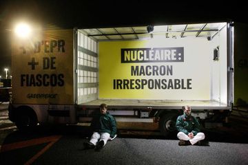 Des militants de Greenpeace s'introduisent sur le chantier de l'EPR à Flamanville
