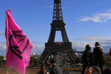 Des militants écologistes d'Extinction Rebellion s'attaquent à la Tour Eiffel