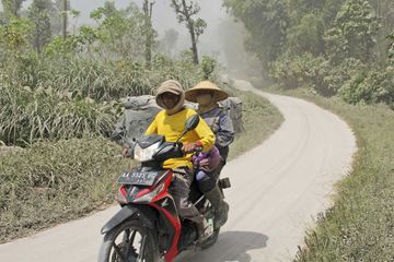 Des villages recouverts de cendres après une éruption du volcan Merapi