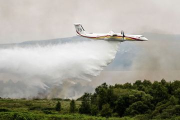 En Bretagne, l'incendie dans les Monts d'Arrée ralentit sa progression