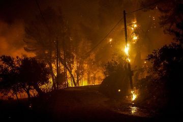 Dans les flammes près d'Olympie, mercredi.