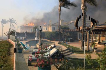 En images : des villas de luxe détruites dans un violent incendie à Laguna Niguel