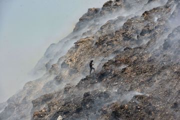 En images : l'enfer de ceux qui vivent près d'une montagne d'ordures en feu à Delhi