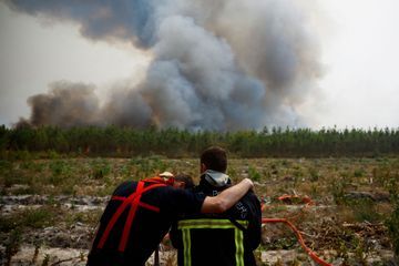 En images : l'interminable combat des pompiers contre les flammes en Gironde
