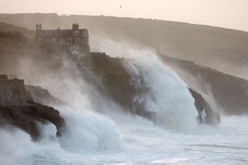 En images, la tempête Eunice balaie l'Angleterre et le nord de la France