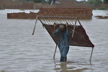 En images : le Pakistan en proie à des inondations catastrophiques déclare l'état d'urgence