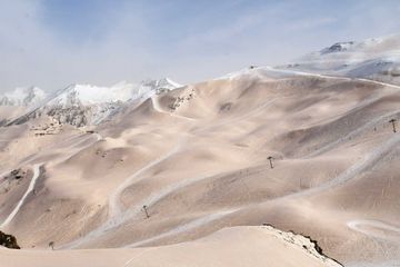 En images : le Sahara dépose un voile orange sur la France