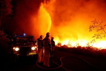 En images, nuit «difficile» dans les flammes pour les pompiers de Gironde