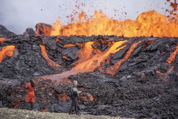 En Islande, des curieux s'approchent à quelques mètres de la fissure volcanique en éruption
