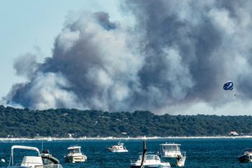 En photos : deux incendies ravagent des forêts de pins de Gironde