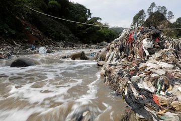 En vidéo, ils se battent contre une rivière de déchets au Guatemala