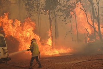 Face aux flammes menaçantes, les autorités suspendent le confinement à Perth