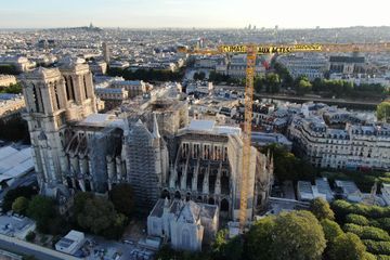 Greenpeace interpelle Emmanuel Macron en haut de la grue du chantier de Notre-Dame