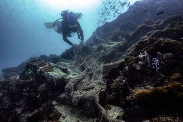 Ils récupèrent des filets de pêche dans les profondeurs pour lutter contre le covid-19