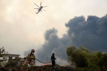 Incendies en Grèce: l'île d'Eubée en feu, rémission au nord d'Athènes