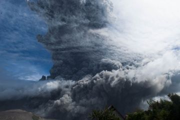 Indonésie : le volcan Sinabung recrache un nuage de fumée spectaculaire