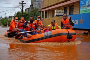 Les secours évacuent des rescapés, dans le district de Maharashtra, samedi.