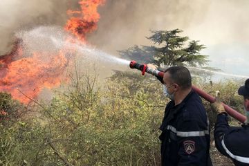 L'Algérie poursuit son combat contre le feu, le bilan s'alourdit