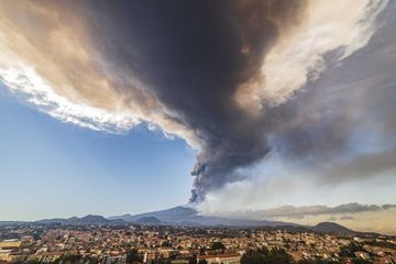 L'Etna crache des cendres, l'aéroport de Catane perturbé