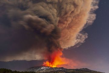 L'Etna illumine la nuit sicilienne avec une éruption spectaculaire