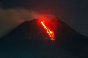 La beauté de l'éruption du volcan Merapi dans la nuit indonésienne
