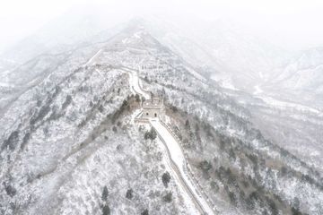 La Grande Muraille de Chine se pare de blanc, l'hiver arrive dans l'empire du Milieu