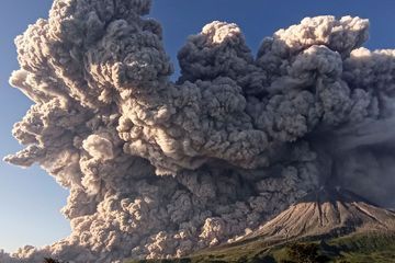 Le Sinabung crache une colonne de fumée monstrueuse