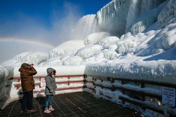 Le spectacle éblouissant des chutes du Niagara en partie gelées