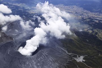 Le volcan Aso expulse des torrents de cendres au Japon