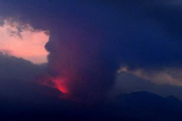 Le volcan Sakurajima entre en éruption et expulse des jets de lave