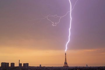 Les images exceptionnelles de Paris frappée par la foudre