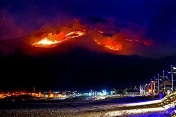 Les montagnes de Mourne en flammes, les Irlandais endeuillés