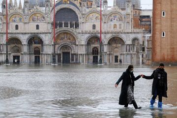 Marée haute à Venise, les habitants ont les pieds dans l'eau