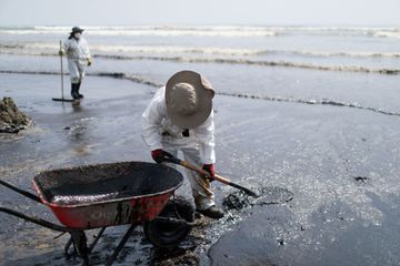 Marée noire au Pérou: le gouvernement réclame des dédommagements à Repsol