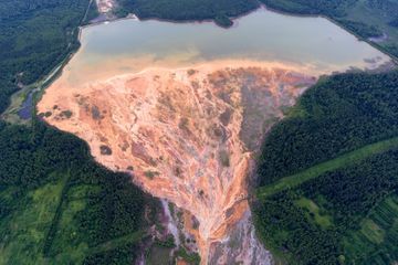 Nouvelle catastrophe écologique en Russie, une rivière se transforme en fleuve d'acide