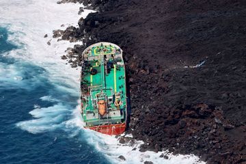 Opération de dépollution après l'échouement d'un pétrolier mauricien à La Réunion